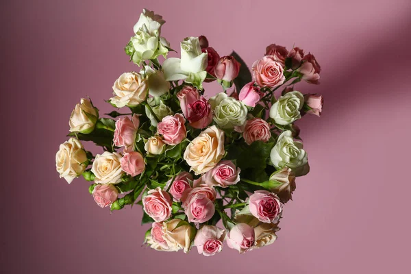 Букет Красивих Свіжих Троянд Кольоровому Фоні — стокове фото