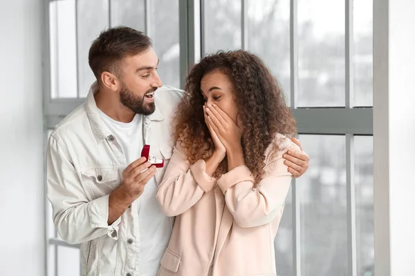 Joven Proponiéndole Matrimonio Novia Casa — Foto de Stock