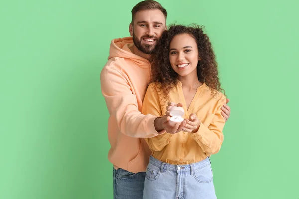 Feliz Pareja Joven Con Anillo Compromiso Fondo Color —  Fotos de Stock