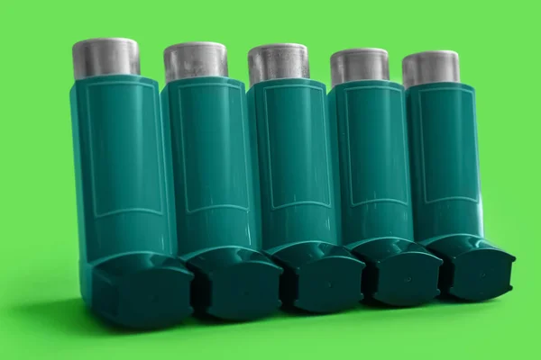 Asthma Inhalers Green Background Closeup — Zdjęcie stockowe