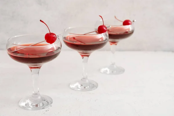 Gläser Mit Leckerem Manhattan Cocktail Auf Hellem Hintergrund — Stockfoto
