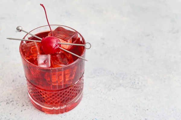 Bicchiere Cocktail Manhattan Ghiacciato Sfondo Chiaro Primo Piano — Foto Stock