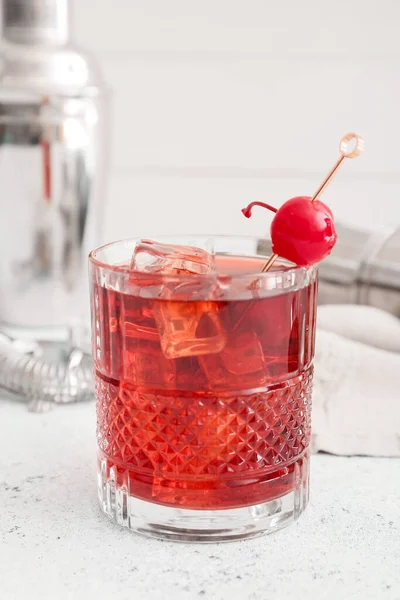 Vaso Cóctel Helado Manhattan Sobre Fondo Claro Primer Plano — Foto de Stock