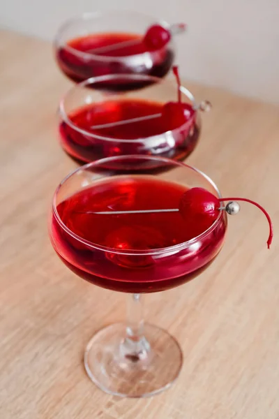 Gläser Mit Leckerem Manhattan Cocktail Auf Holztisch Nahaufnahme — Stockfoto