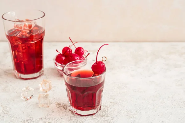 Glasses Tasty Manhattan Cocktail Light Background — Stock Photo, Image