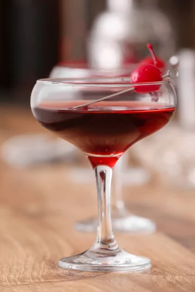 Bicchiere Gustoso Cocktail Manhattan Sul Tavolo Legno Primo Piano — Foto Stock