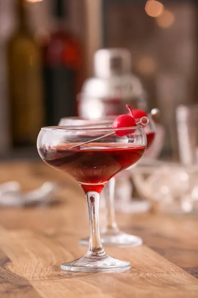 Verre Savoureux Cocktail Manhattan Sur Table Bois Gros Plan — Photo