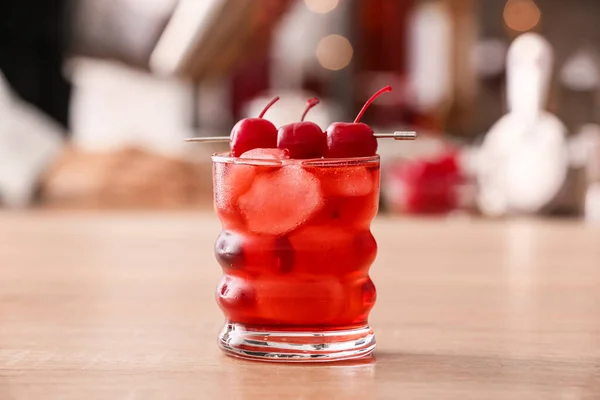 Ein Glas Leckerer Manhattan Cocktail Mit Kirschen Auf Dem Tisch — Stockfoto