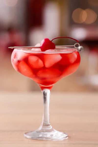 Glass Iced Manhattan Cocktail Table Closeup — Stock fotografie