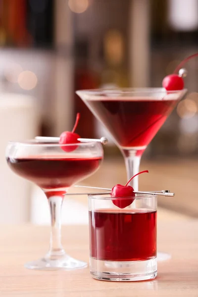 Bicchieri Gustoso Cocktail Manhattan Sul Tavolo — Foto Stock
