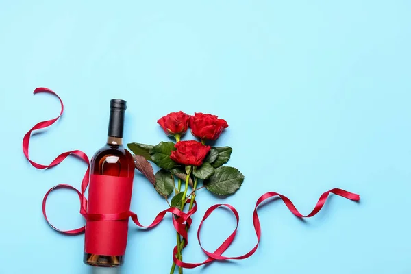 Μπουκάλι Κρασί Τριαντάφυλλο Λουλούδια Στο Φόντο Χρώμα — Φωτογραφία Αρχείου