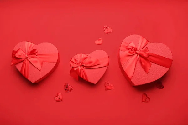 Geschenkboxen Zum Valentinstag Auf Rotem Hintergrund — Stockfoto