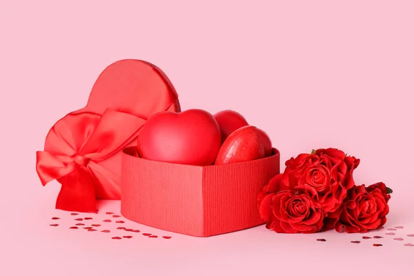 Κουτί Δώρου Για Την Ημέρα Του Αγίου Βαλεντίνου Και Τριαντάφυλλα — Φωτογραφία Αρχείου