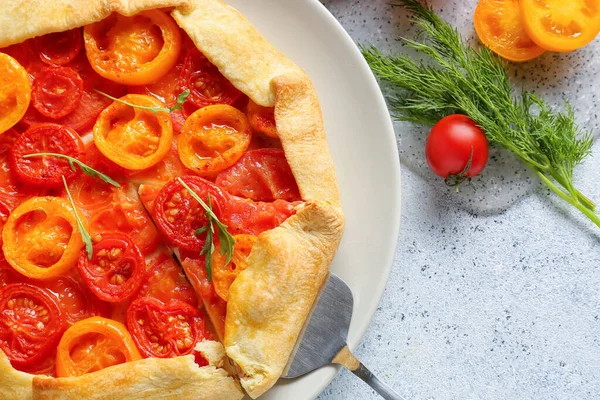 Assiette Avec Galette Tomates Savoureuse Sur Fond Clair Gros Plan — Photo