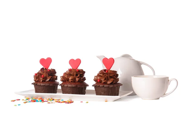 白い背景にバレンタインデーのためのおいしいチョコレートカップケーキとプレート — ストック写真