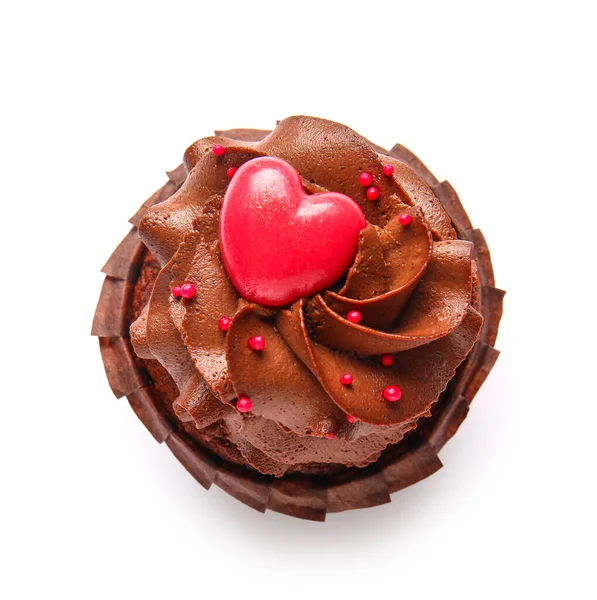 白い背景にバレンタインデーのためのおいしいチョコレートカップケーキ — ストック写真