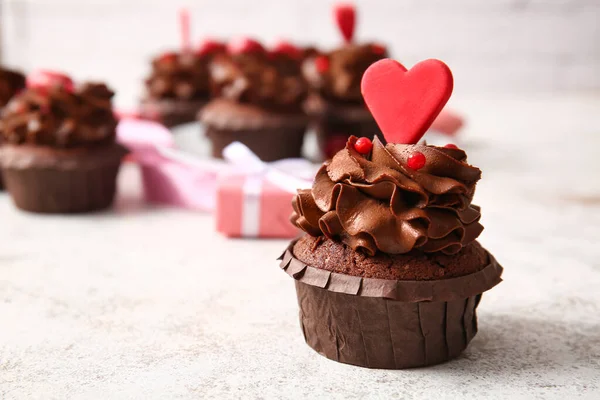 Tasty Chocolate Cupcake Valentine Day Light Background Closeup — Stock fotografie
