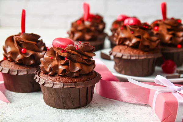 Sabrosos Cupcakes Chocolate Para Día San Valentín Sobre Fondo Claro — Foto de Stock
