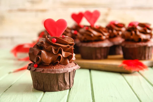 Sabroso Cupcake Chocolate Para Día San Valentín Mesa Madera Primer — Foto de Stock