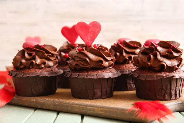 Board Tasty Chocolate Cupcakes Valentine Day Wooden Table Closeup — Stock Photo, Image