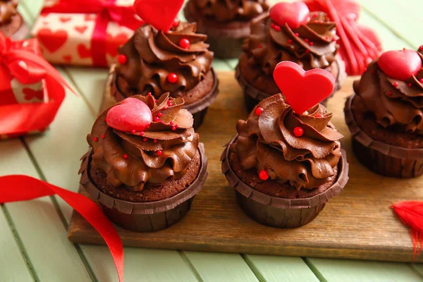 Board Tasty Chocolate Cupcakes Valentine Day Color Wooden Background Closeup — Zdjęcie stockowe