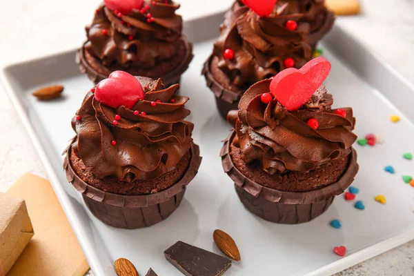 Plaat Met Lekkere Chocolade Cupcakes Voor Valentijnsdag Lichte Achtergrond Close — Stockfoto