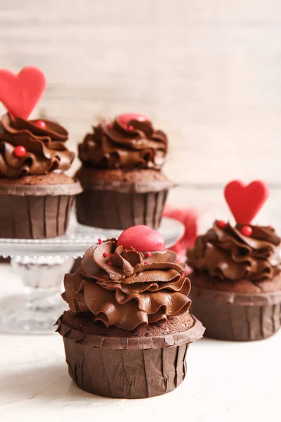 Sabrosos Cupcakes Chocolate Para Día San Valentín Mesa Luz Primer — Foto de Stock