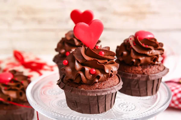 Stand Met Smakelijke Chocolade Cupcakes Voor Valentijnsdag Lichte Tafel Close — Stockfoto