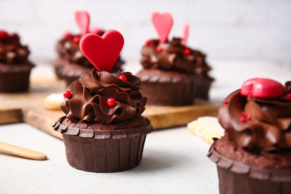 Tasty Chocolate Cupcakes Valentine Day Table Closeup — Stock fotografie