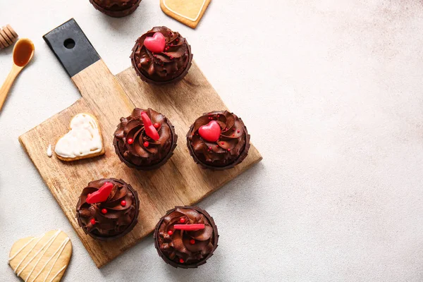 Board Tasty Chocolate Cupcakes Valentine Day Light Background — Stockfoto