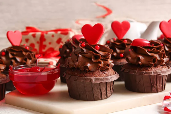 Board Tasty Chocolate Cupcakes Valentine Day Jam Table Closeup — Stock fotografie