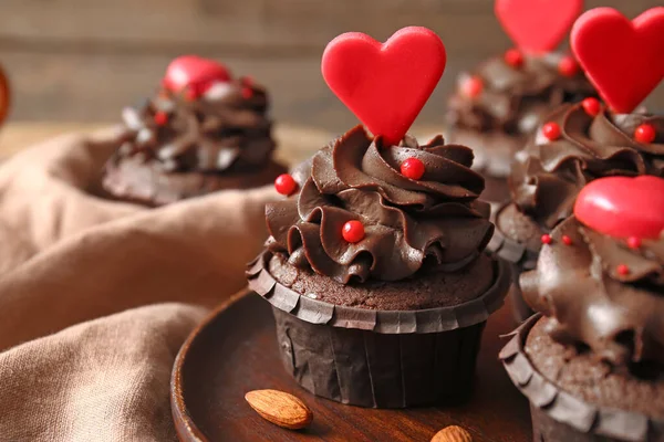 Bord Met Lekkere Chocolade Cupcakes Voor Valentijnsdag Tafel Close — Stockfoto