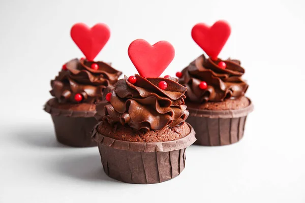 Lekkere Chocolade Cupcakes Voor Valentijnsdag Lichte Achtergrond Close — Stockfoto