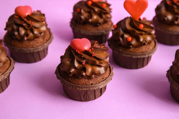 Sabrosos Cupcakes Chocolate Para Día San Valentín Sobre Fondo Morado — Foto de Stock