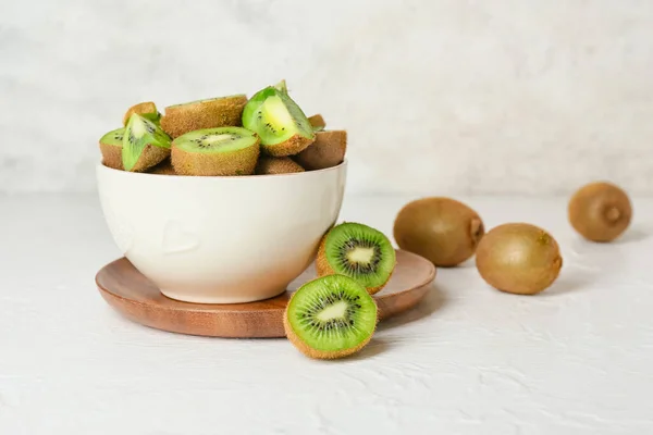 Bowl Fresh Cut Kiwi Light Background — Stock Photo, Image