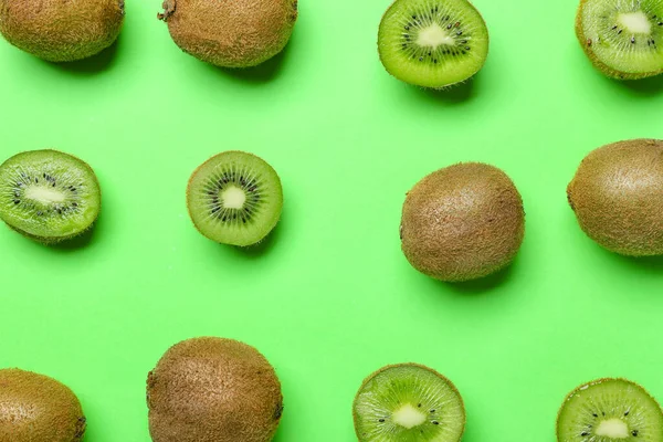 Yeşil arkaplanda taze kesilmiş kivi