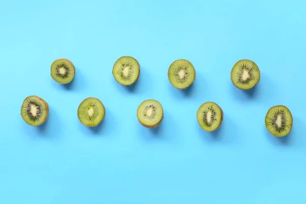 Fresh Cut Kiwi Blue Background — ストック写真