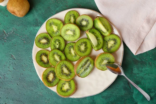 Plate Fresh Cut Kiwi Green Background — Stock Photo, Image