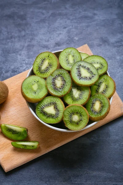 Bowl Fresh Cut Kiwi Dark Background Closeup — Stock Photo, Image