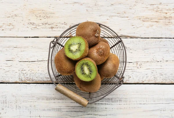 Basket Fresh Ripe Kiwi Light Wooden Background — Stock Photo, Image