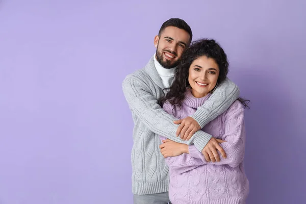 幸せな若いですカップルで暖かいですセーター上の色背景 — ストック写真