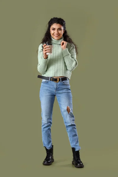 Όμορφη Νεαρή Γυναίκα Ζεστό Πουλόβερ Και Καφέ Στο Φόντο Χρώμα — Φωτογραφία Αρχείου