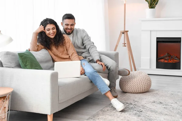 Happy Young Couple Laptop Sitting Sofa Home —  Fotos de Stock
