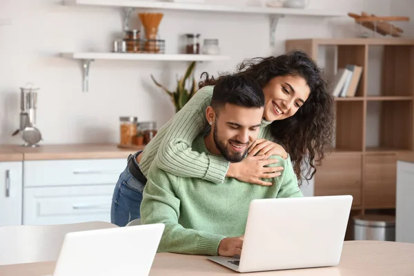 Jovens Freelancers Felizes Com Laptops Casa — Fotografia de Stock