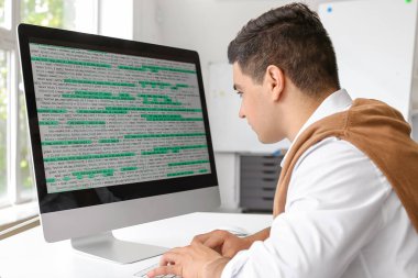 Ofiste çalışan erkek programcı