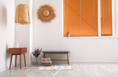 Modern bank ve ahşap masa ile aydınlatma odasının içinde.