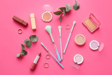 Pembe arka planda dekoratif kozmetik