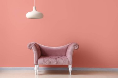 Pembe duvarın yanındaki rahat koltuk çok şık.