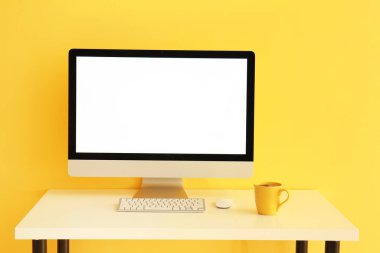 Modern bilgisayar ve golf topu renkli duvarın yanında.