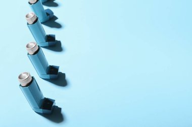 Mavi arkaplanda astım spreyleri